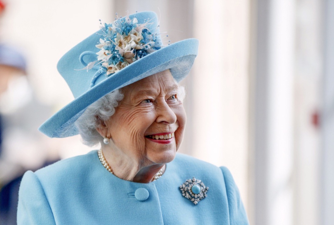 Entre joyas, tiaras y coronas, la Reina Isabel II arriba sus 94 años