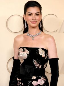 Anne Hathaway luciendo joyas Bvlgari en los Oscar